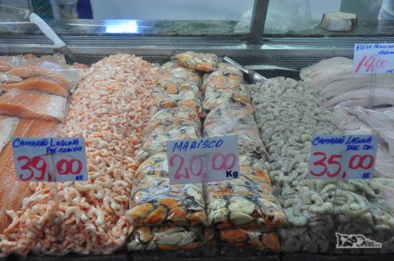 Venda de frutos no mar no Mercado público de Florianópolis, Santa Catarina